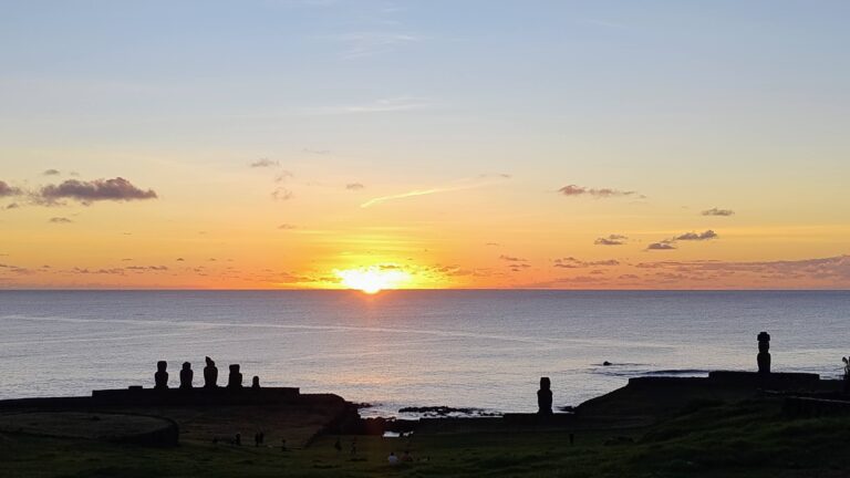 Vista de atardecer desde mirador de Tahai